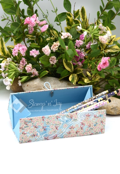 Dreiecks-Klappschachtel ca. 19,0x6,3x6,3cm (Size S) | Einband Japanpapier Chiyogami Kirschblüten floral | hellblau rosa | Art. Nr. 97040509